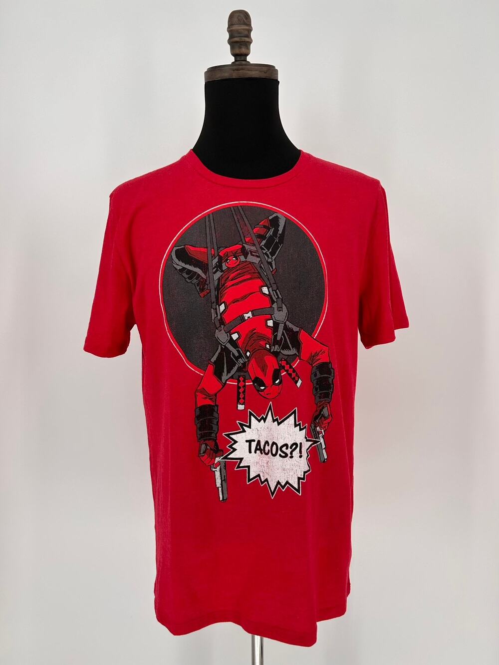 Marvel Deadpool Tacos?! Graphic T-Shirt Mens Large Red Slinging Upside Down